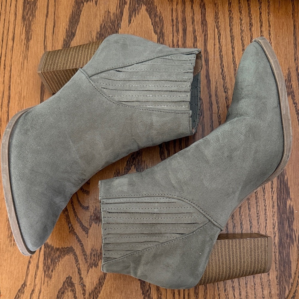 Qupid Suede Gray Ankle Booties